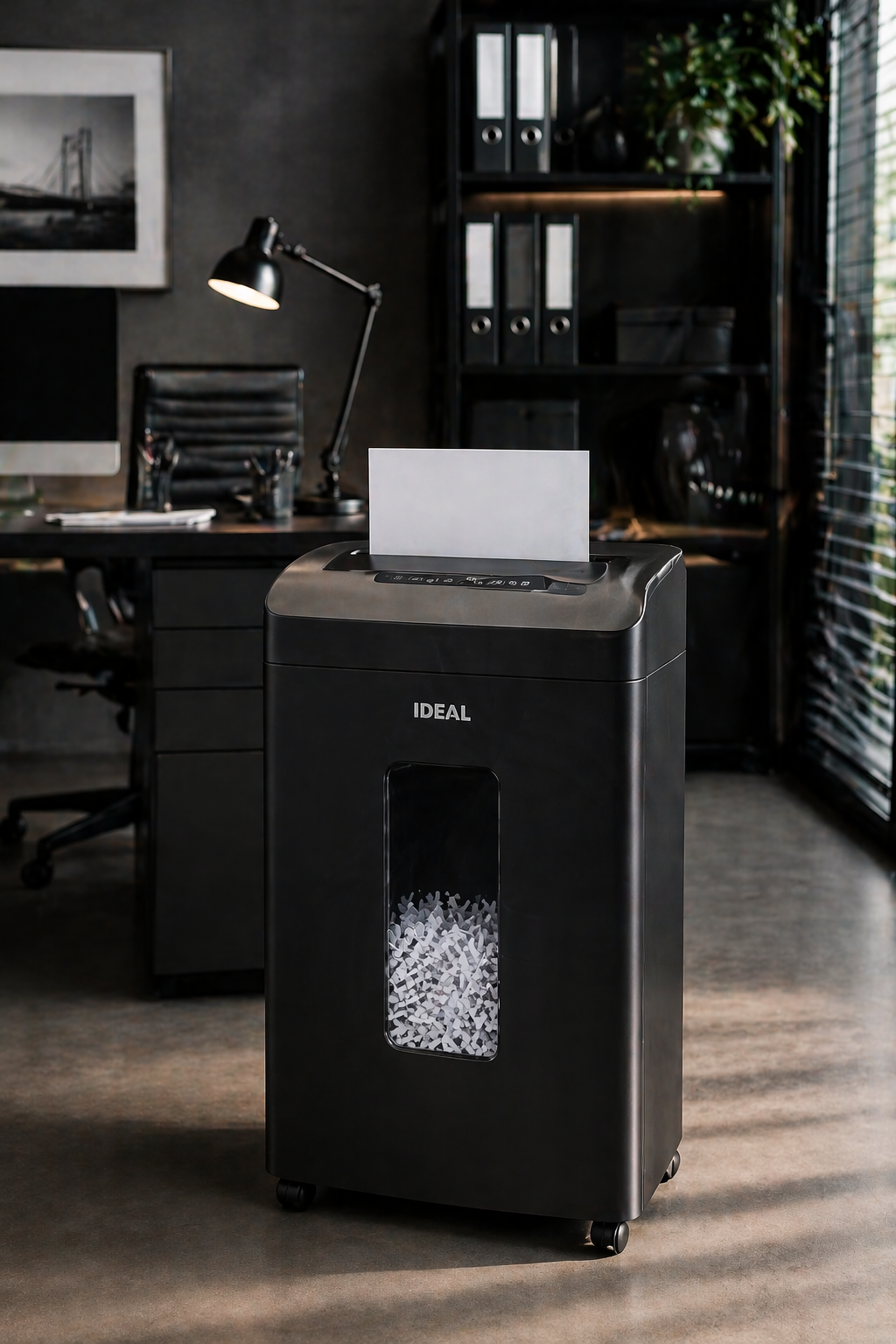 schwarzer stylischer Aktenvernichter von Herrmann und Partner sehr in einem Büro mit urbanem Look