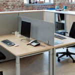 Modernes Arbeitsplatzkonzept von Hund Möbelwerke (©) in offener Bürostruktur: