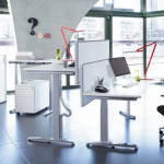 Helles, modernes Bürokonzept von Hund Möbelwerke (©) mit ergonomischen, höhenverstellbaren Schreibtischen